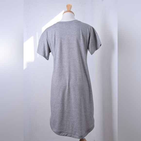 Potters pot | Grey t shirt dress with beautiful embroidered rose flowers - Picture 2 of 11